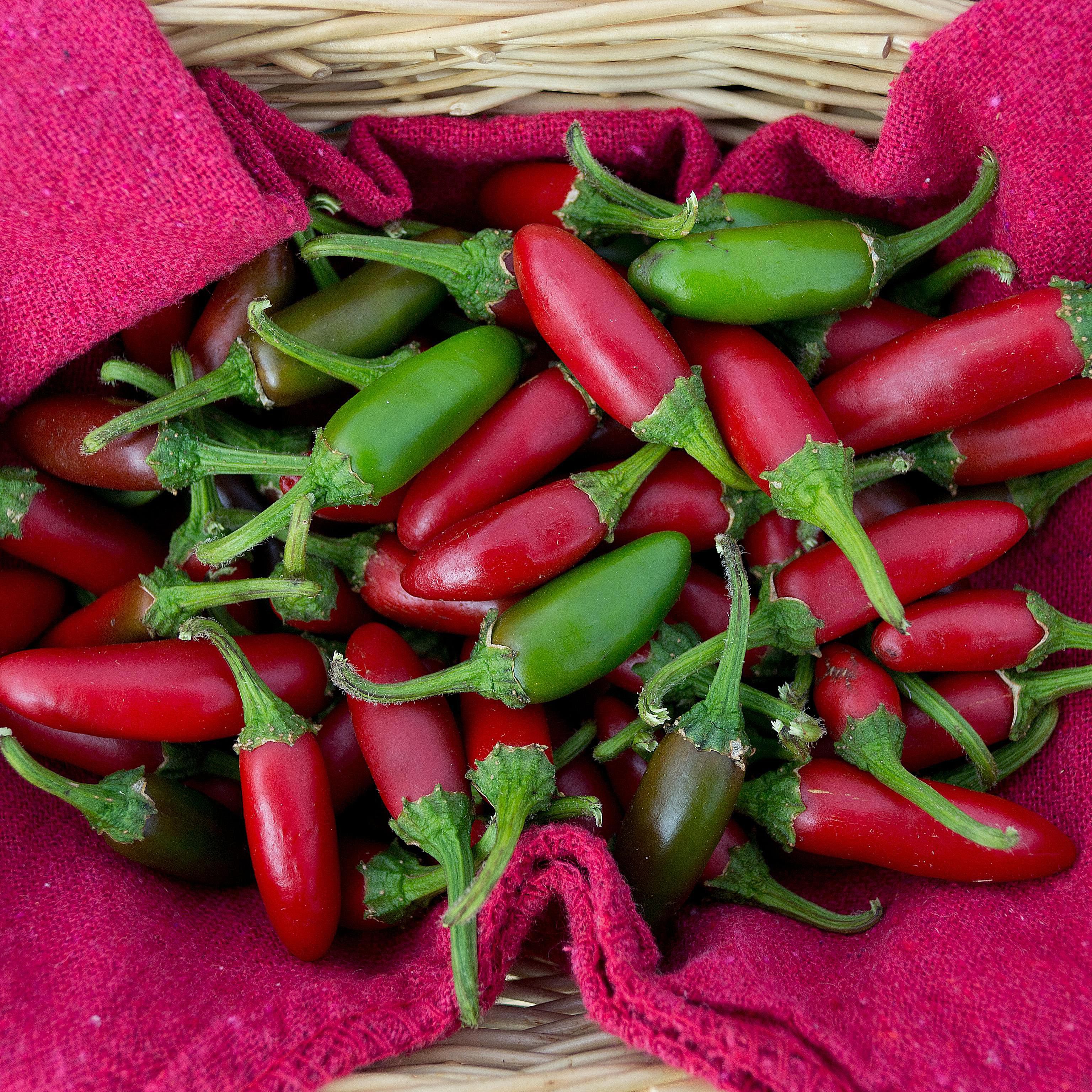 Red and green jalepeño peppers