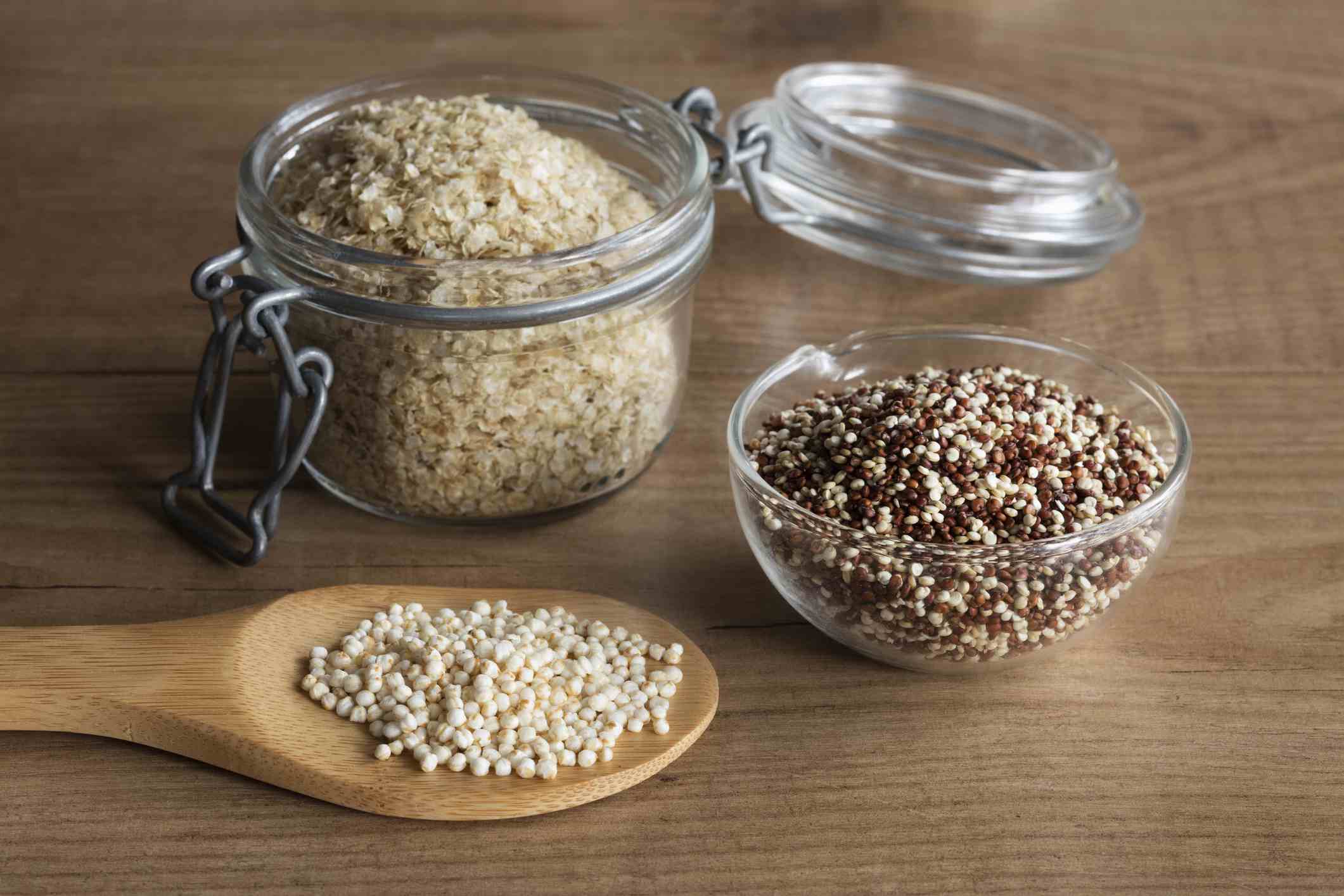 various quinoa on containers
